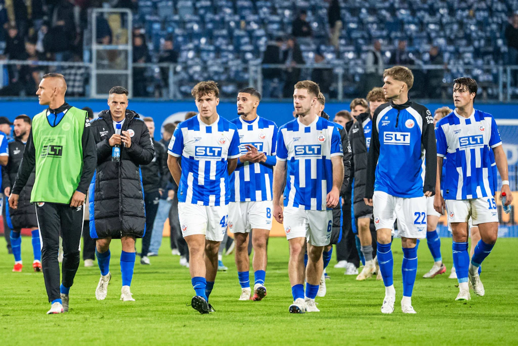 Die Spieler des FC Hansa Rostock gingen nach der Heimniederlage gegen SV Meppen niedergeschlagen vom Platz.