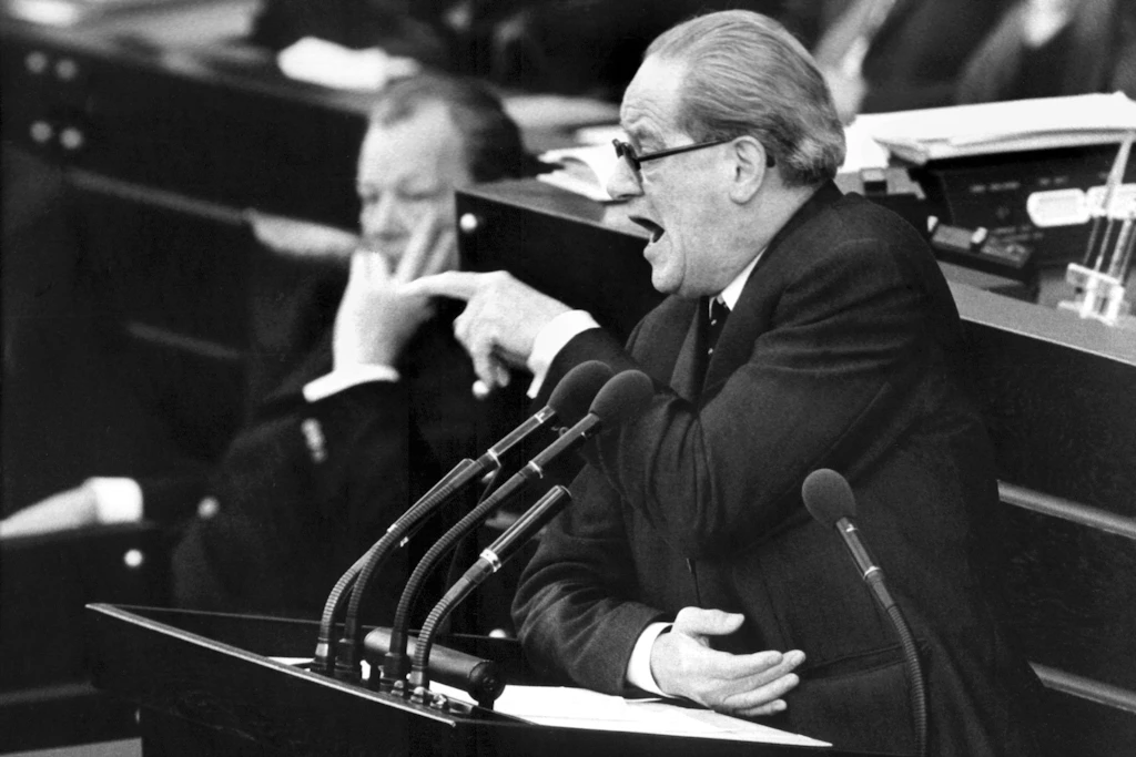 1999: Dieses Foto zeigt den damaligen SPD-Fraktionsführer Herbert Wehner während einer temperamentvollen Debatte am Rednerpult im Bundestag.