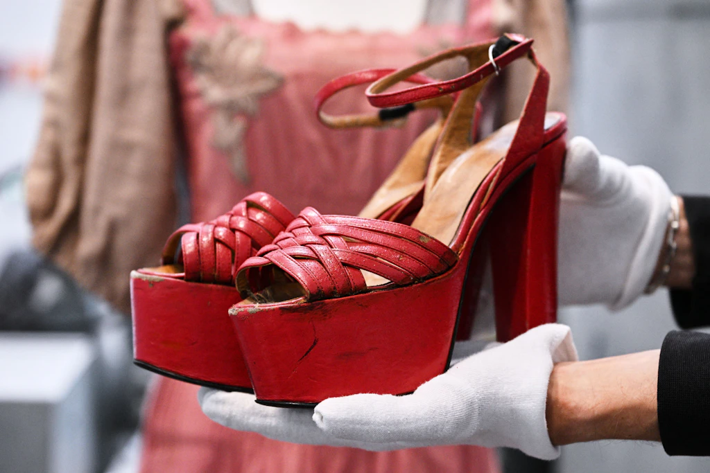 Die Plateauschuhe aus dem Film „Solo Sunny“, die die Schauspielerin Renate Krößner getragen hat, kommen ins Filmmuseum Potsdam.