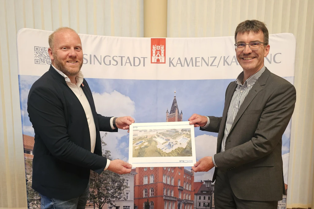 Neues Bad für Kamenz: OB Michael Preuß und Jörg Szewczyk halten die Entwurfsplanung für Hallenbad und Außenbecken in den Händen.