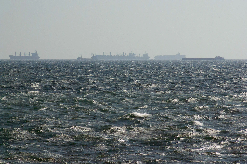 Schiffe warten vor dem rumänischen Hafen Constanța. Nach zwei Schiffsbränden nahe Sulina im Schwarzen Meer werden acht Menschen vermisst.