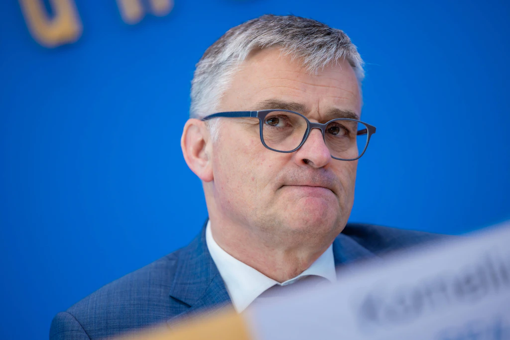 „Whataboutism“: Regierungssprecher verweigert Antwort zu Merz, Schröder und Netanjahu
