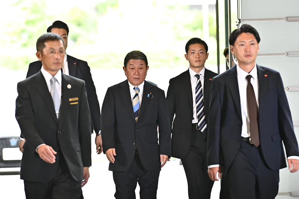 Japans Außenminister Toshimitsu Motegi (Mitte) fordert von Russland Auskunft über die Umstände der Festnahme eines japanischen Zeitungskorrespondenten.