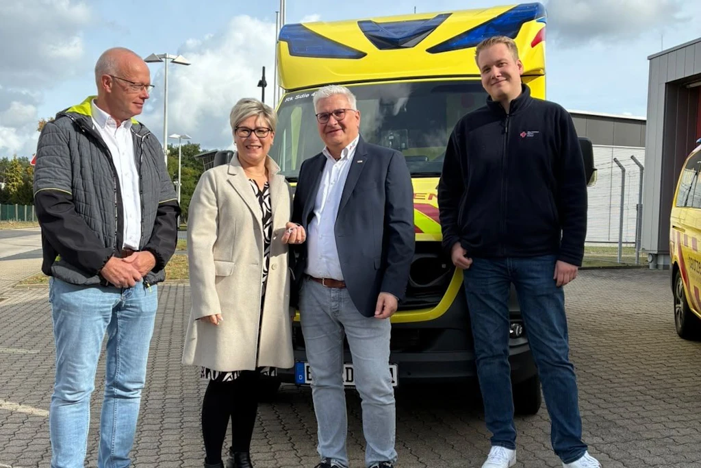 Neue Rettungsfahrzeuge in Hoyerswerda: Beigeordnete Romy Reinisch übergab die Schlüssel an die beauftragten Rettungsdienste.