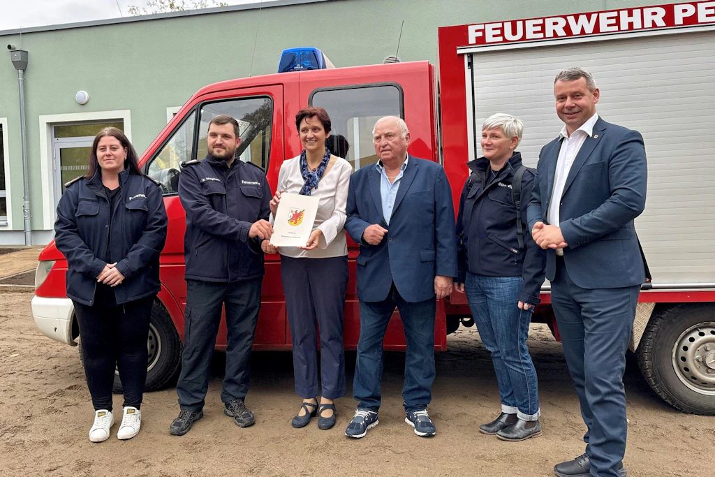 Zuwendungsbescheid in Penkun: Landrat Michael Sack (r.) übergibt die Förderung für die Feuerwehren in Penkun und Wussentin.