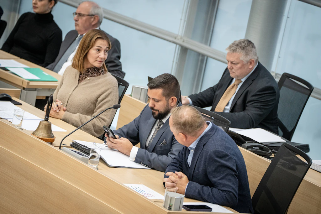 Landtagspräsident Tobias Rausch (m, AfD) leitet die Sondersitzung und schaut dabei gerne mal auf sein mobiles Endgerät.