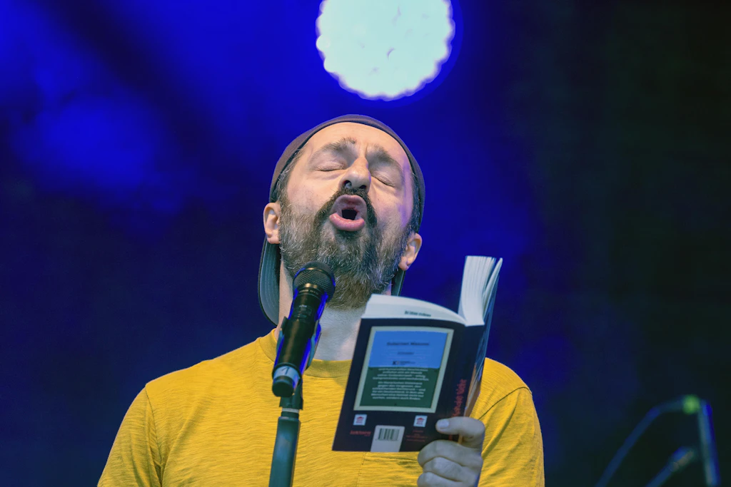 Poetry Slam: In Greifswald können Jugendliche in den Herbstferien kostenlos eigene Texte schreiben und vortragen (Symbolbild).