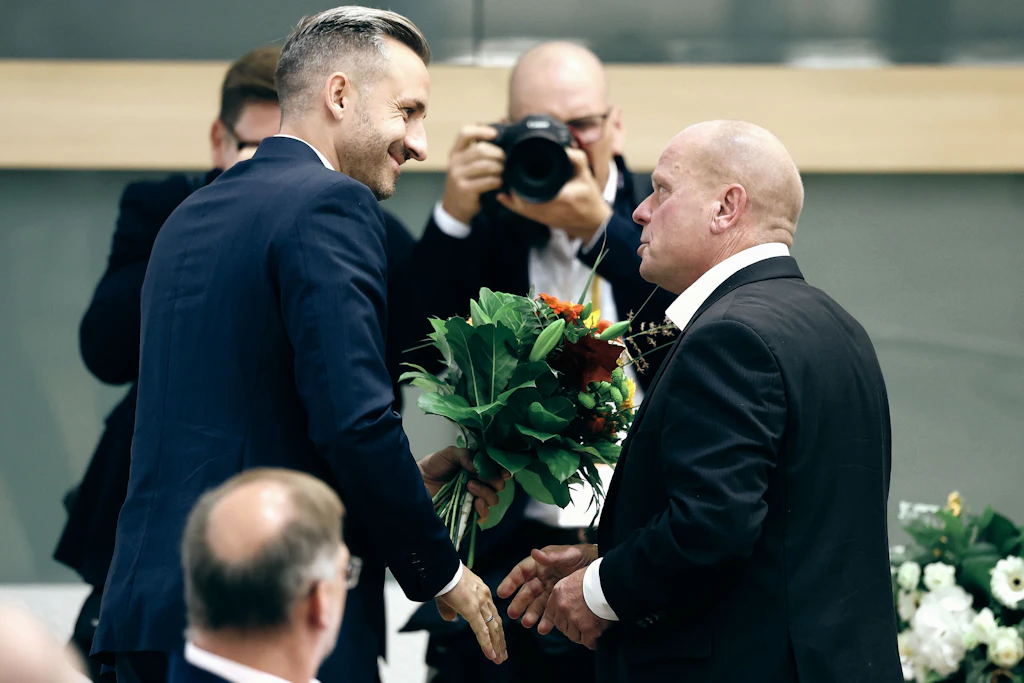 Ulrich Siegmund (l, AfD) gratuliert dem neu gewählten stellvertretenden Landtagspräsidenten Carsten Borchert (CDU).