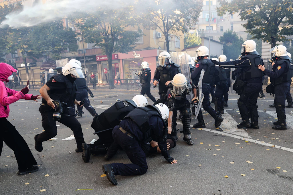 Heftige Auseinandersetzungen in Tirana: Bei Protesten gegen hohe Studienkosten und schlechte Bedingungen an den Universitäten gerieten Demonstranten am Dienstag mit der Polizei aneinander.