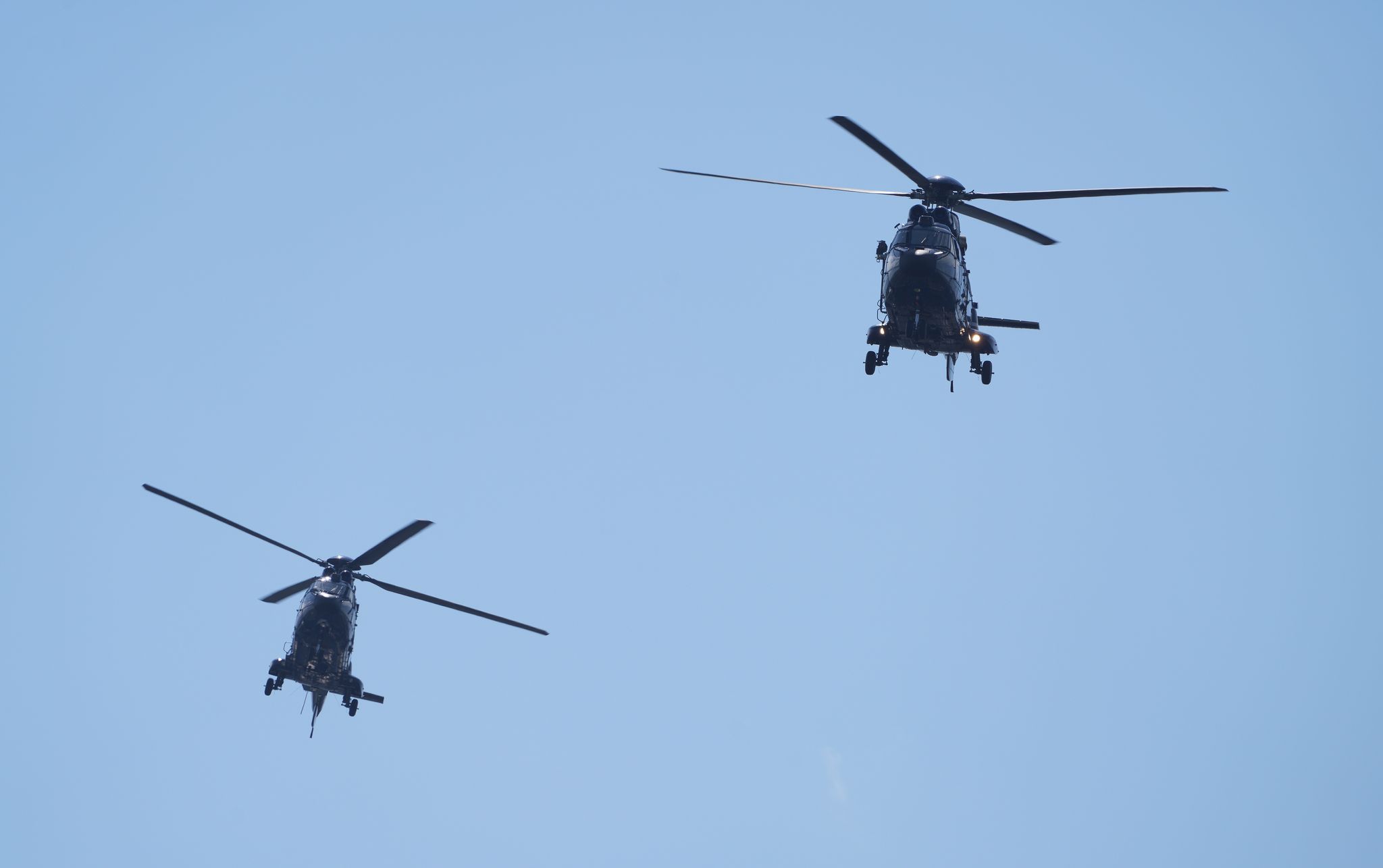 Polizeihubschrauber kreisen lautstark über den Westen Berlins – das ist hier los!