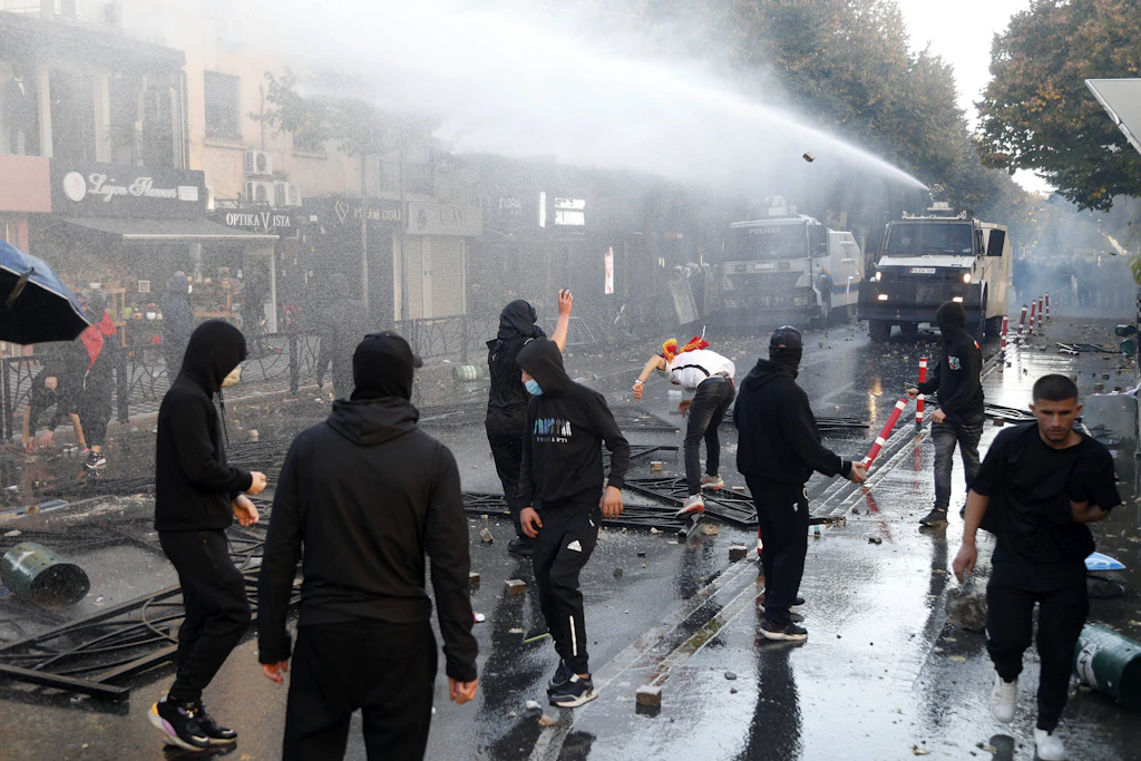 Die Polizei setzt am Dienstag Wasserwerfer gegen Demonstranten in Tirana ein. Die Protestierenden forderten unter anderem den Rücktritt von Ministerpräsident Edi Rama.