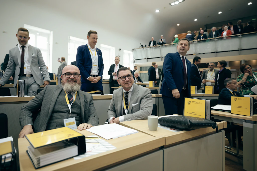 Die Landtagsabgeordneten Hans-Thomas Tillschneider (2.v.l, AfD) und Matthias Büttner (M, AfD) sowie Sven Schulze (Mitte r, CDU).
