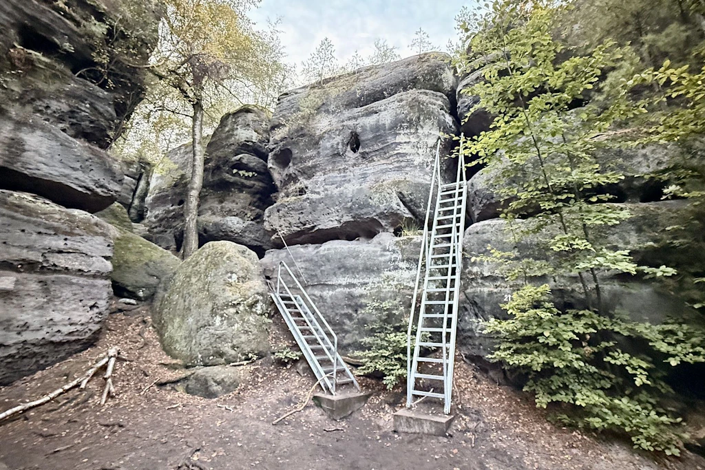 Im Felsenlabyrinth Langenhennersdorf bei Königstein stürzte ein Kind in eine Felsspalte. 