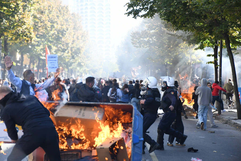 Schülerproteste in Europa eskalieren: Ministerium in Albanien angezündet