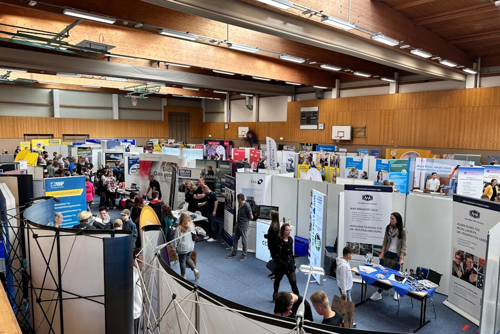 Berufsmesse in Schmölln: In der Ostthüringenhalle informieren sich Besucher an zahlreichen Ständen über Ausbildung, Praktikum und Studium.