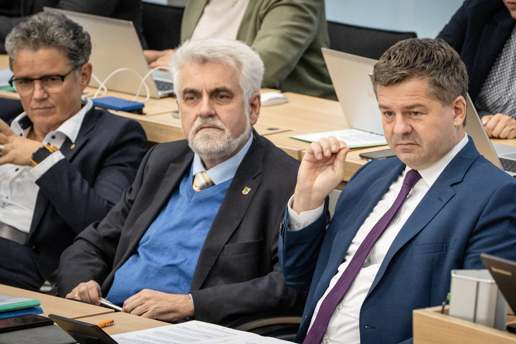 Die geschäftsführende Landesregierung wartete auf Ablösung: Verkehrsministerin Lydia Hüskens (FDP), Wissenschaftsminister Armin Willingmann (SPD) und Ministerpräsident Sven Schulze (CDU). Hüskens würde ihr Ministeramt gerne bald abgeben. Wenn AfD und BSW schon eine gemeinsame Mehrheit hätten, könnten sie doch auch endlich zusammen regieren, meint sie in der Sitzungsunterbrechung. Gute gelaunt scheint sie trotzdem.
