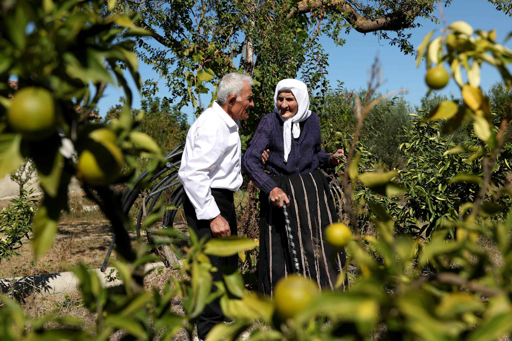 Qamile Marra mit ihrem 80-jährigen Sohn Hysen im Garten ihres Hauses in Ferras.