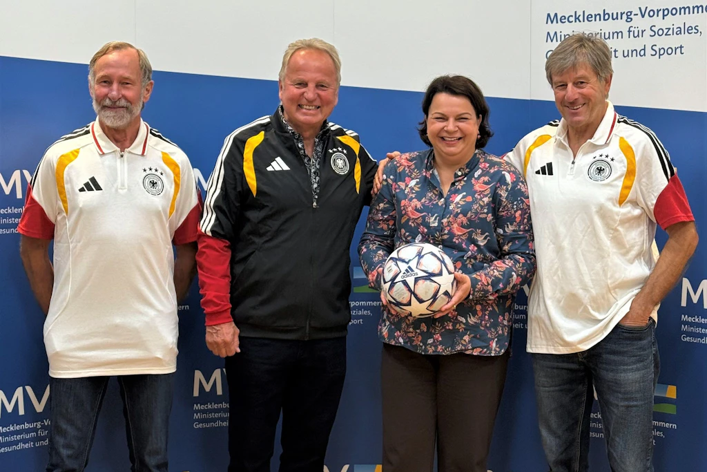 Empfang in Schwerin: Sportministerin Stefanie Drese mit den Ü70-Fußballern Herbert Hanl, Wolfgang Wolter und Reinhard Zerahn vor dem Start nach Australien.