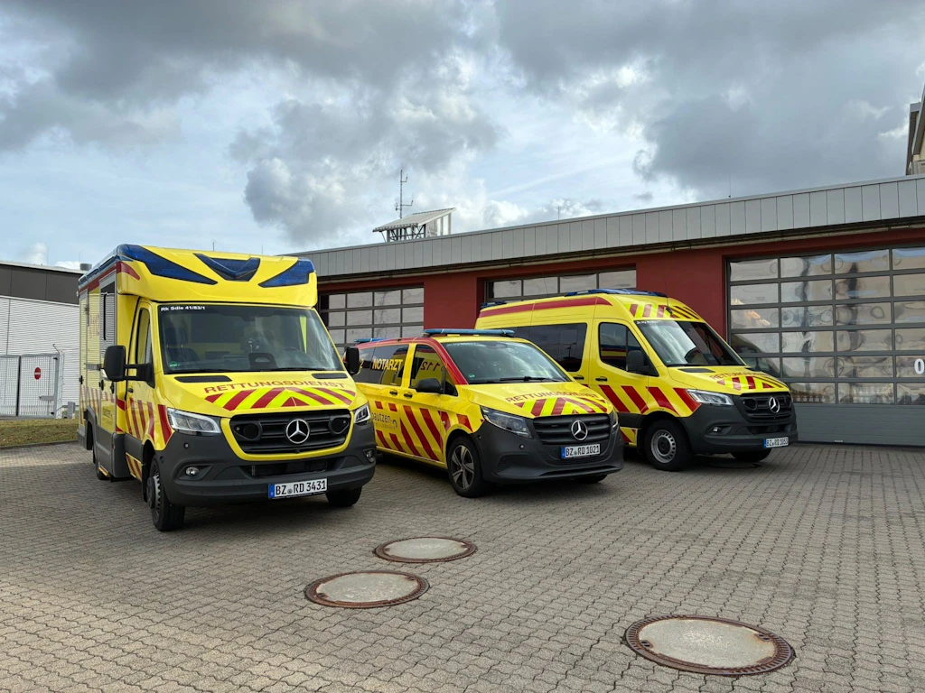Sieben neue Rettungsfahrzeuge in Hoyerswerda übergeben