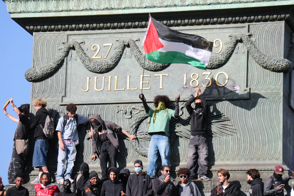 Palästinensische Flagge bei einer Kundgebung von Schülern und Studierenden an der Pariser Place de la Bastille.