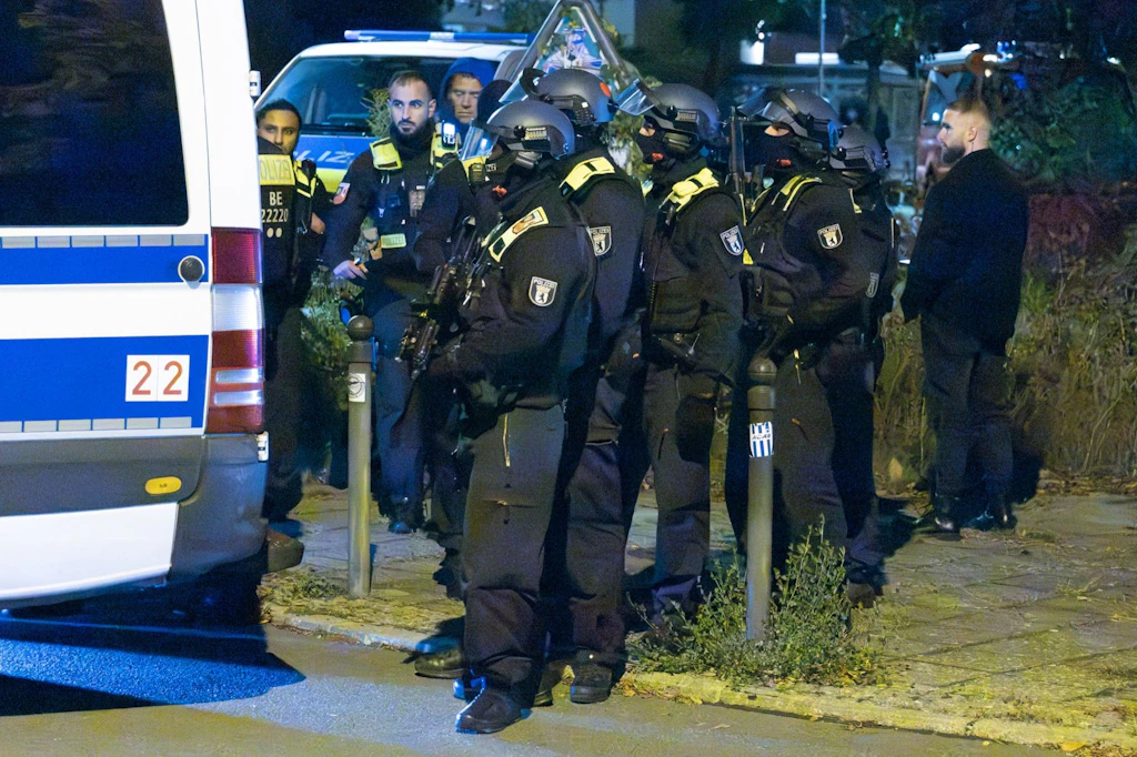 Das SEK rückte am Mittwochabend nach Altglienicke aus. 