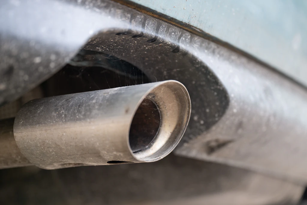 Merz und Macron wollen die CO₂-Vorgaben ab 2035 lockern: Autobauer sollen den Ausstoß um 90 Prozent senken, ohne die verbleibenden Emissionen ausgleichen zu müssen.