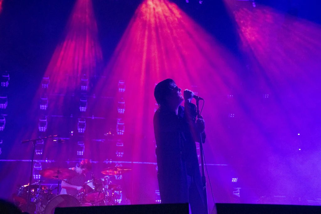 Entrückt: Sänger Julian Casablancas von The Strokes beim Berlin-Konzert in der Friedrichshainer Uber Arena am 15. Oktober 2026.