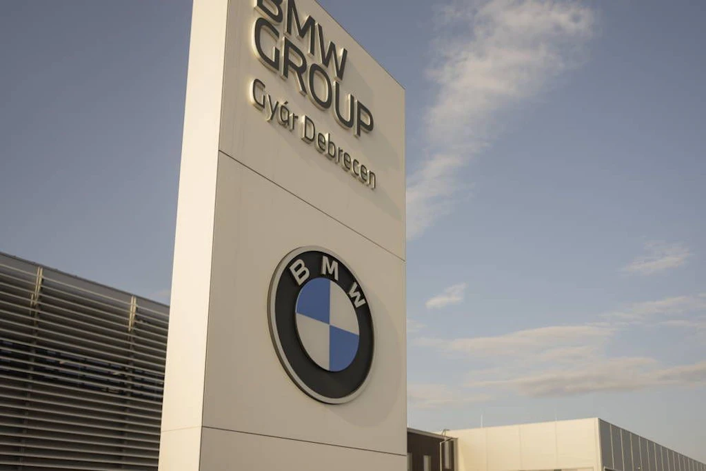 Das BMW-Werk in Debrecen: Der Konzern bezeichnet den Einsatz internationaler Fachkräfte als planmäßigen Bestandteil des Produktionshochlaufs.