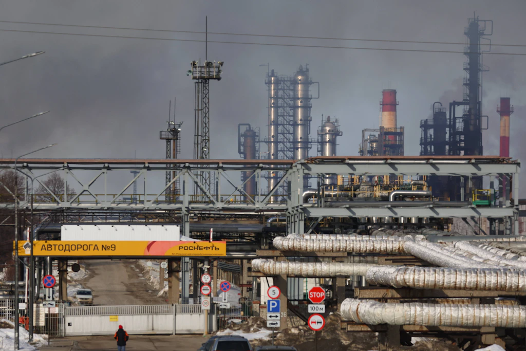 Selenskyj hebt Angriffspause auf – russische Raffinerie steht in Flammen