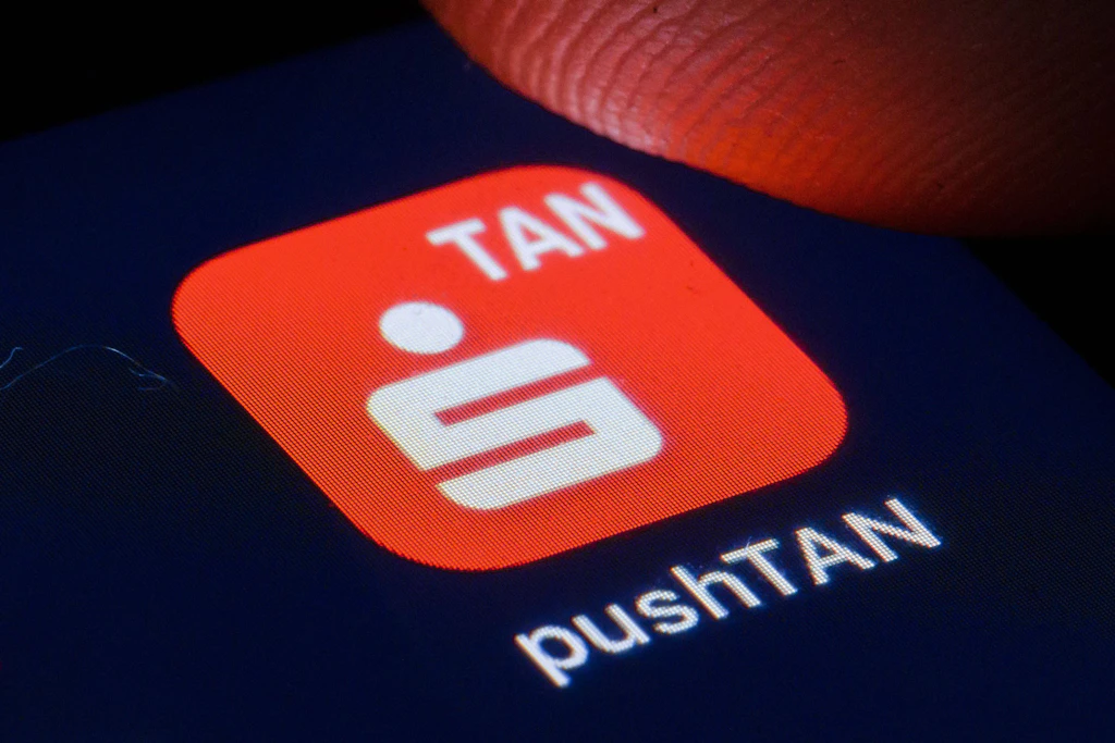 Die S-pushTAN-App der Sparkassen: Über sie sollen Kunden künftig auch Online-Zahlungen mit ihrer Karte freigeben. Die bisherige App S-ID-Check wird abgeschaltet.