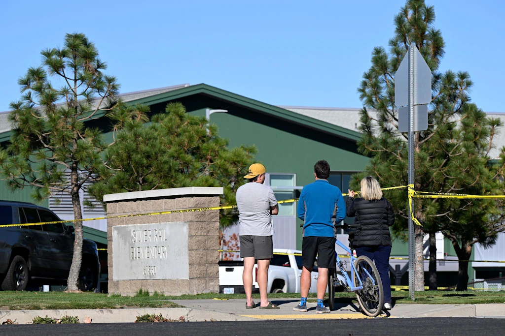 Menschen warten vor der Absperrung an der Silver Rail Elementary School, wo es zu einer Gewalttat gekommen war.