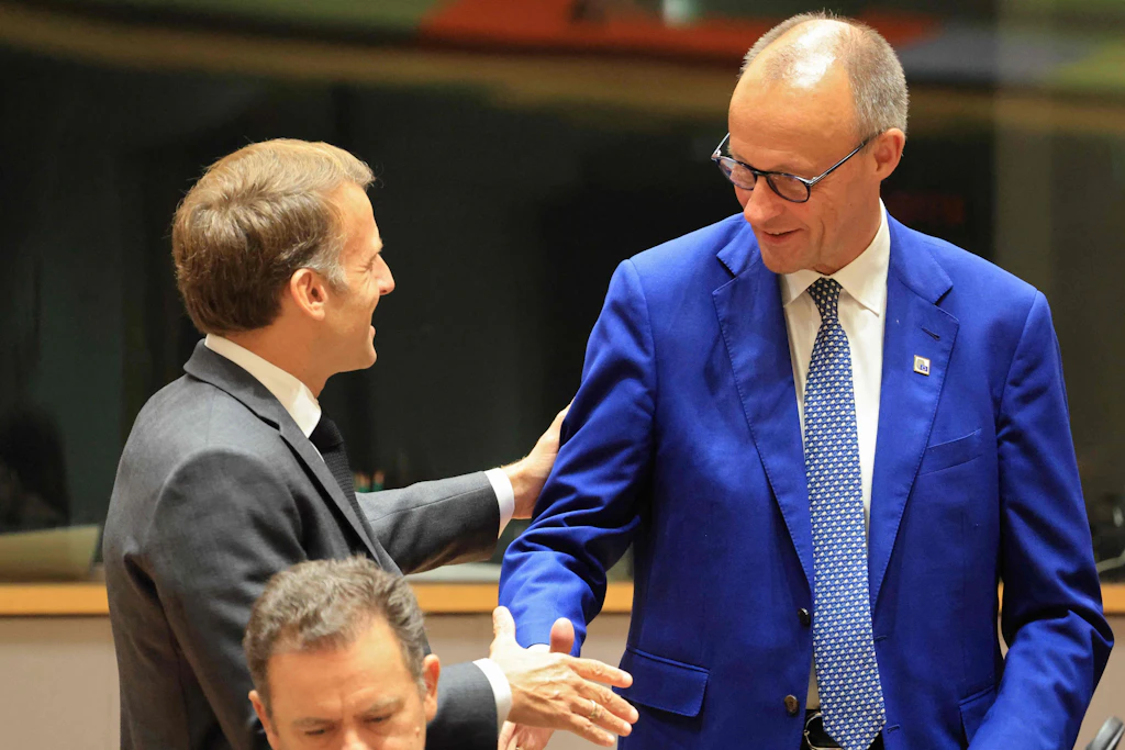 Frankreichs Präsident Emmanuel Macron begrüßt Bundeskanzler Friedrich Merz beim EU-Gipfel in Brüssel.