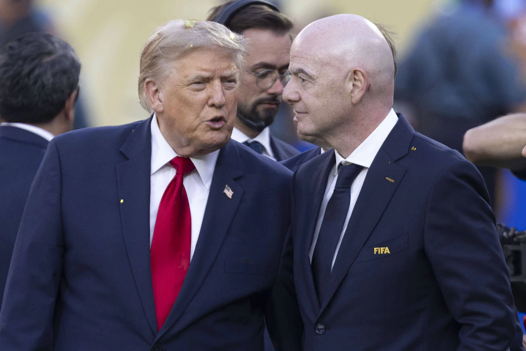 Sorgten für Diskussionen bei der Fußball-WM: US-Präsident Donald Trump und Fifa-Chef Gianni Infantino (v.l.). Nach der Aufhebung der Sperre für Folarin Balogun beraten die Funktionäre nun über eine Regeländerung.