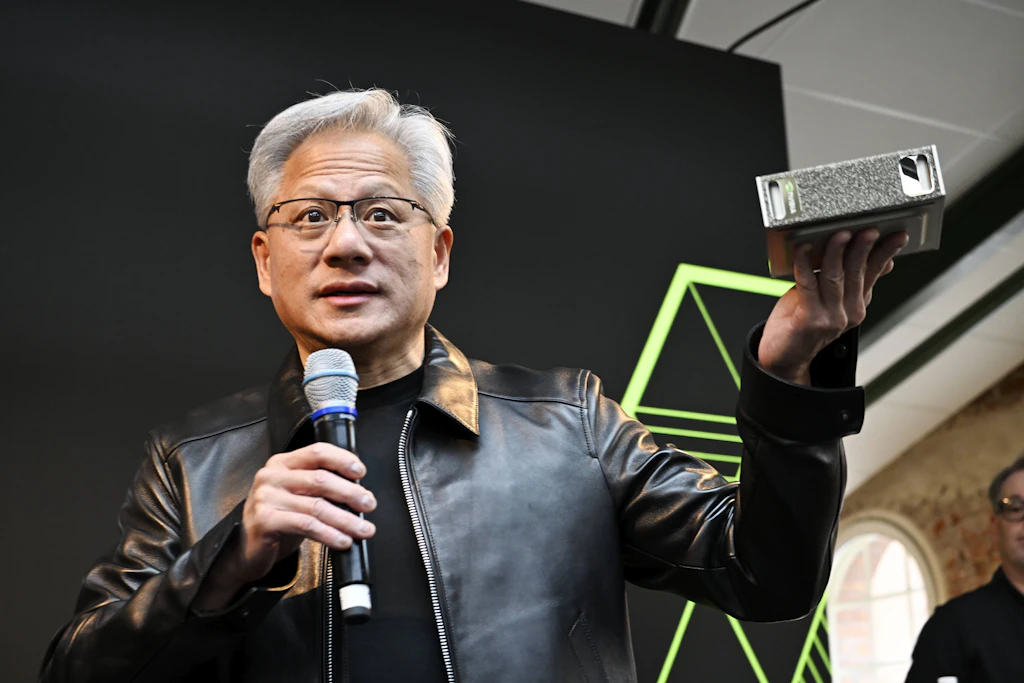 Der mächtigste Mann der KI-Welt am Alexanderplatz: Nvidia-Chef Jensen Huang überrascht Berlin