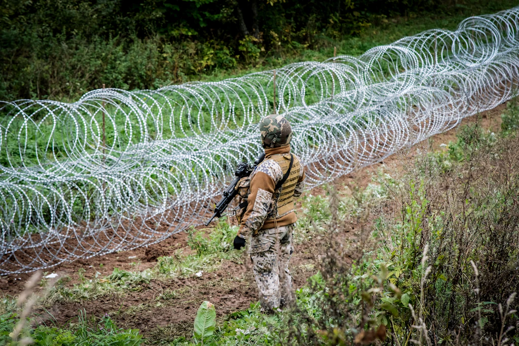 Ein Soldat am Grenzzaun zu Belarus. Die Suwalki-Lücke gilt Militärstrategen als Achillesferse der Nato.