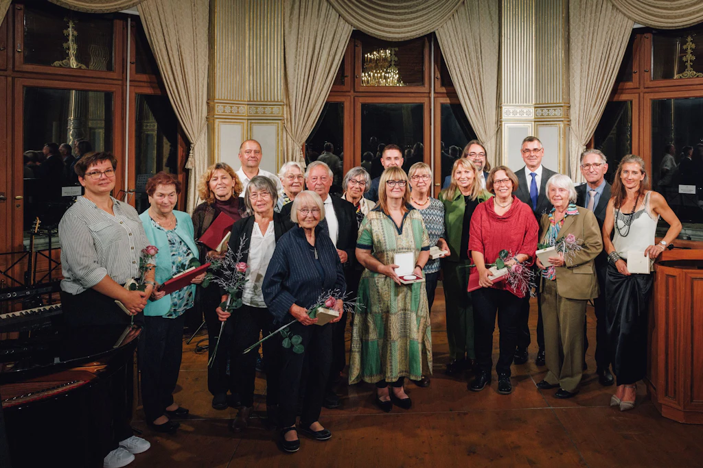 Jedes Jahr werden 20 Ehrenamtliche aus ganz Sachsen ausgezeichnet. Das Gruppenfoto entstand auf Schloss Albrechtsberg.
