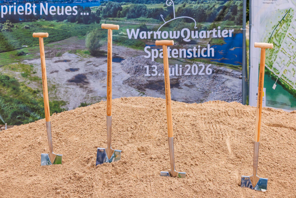 Vier Bauspaten stehen für den symbolischen Ersten Spatenstich zum offiziellen Start der Bauarbeiten für das neue WarnowQuartier in Rostock.