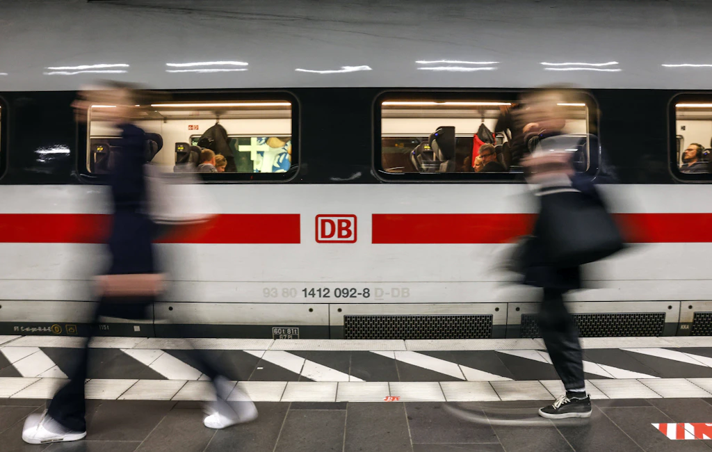 Ins Gleis gestoßen, geschlagen, bestohlen: Fast hunderttausend Straftaten in Bahnhöfen und in Zügen