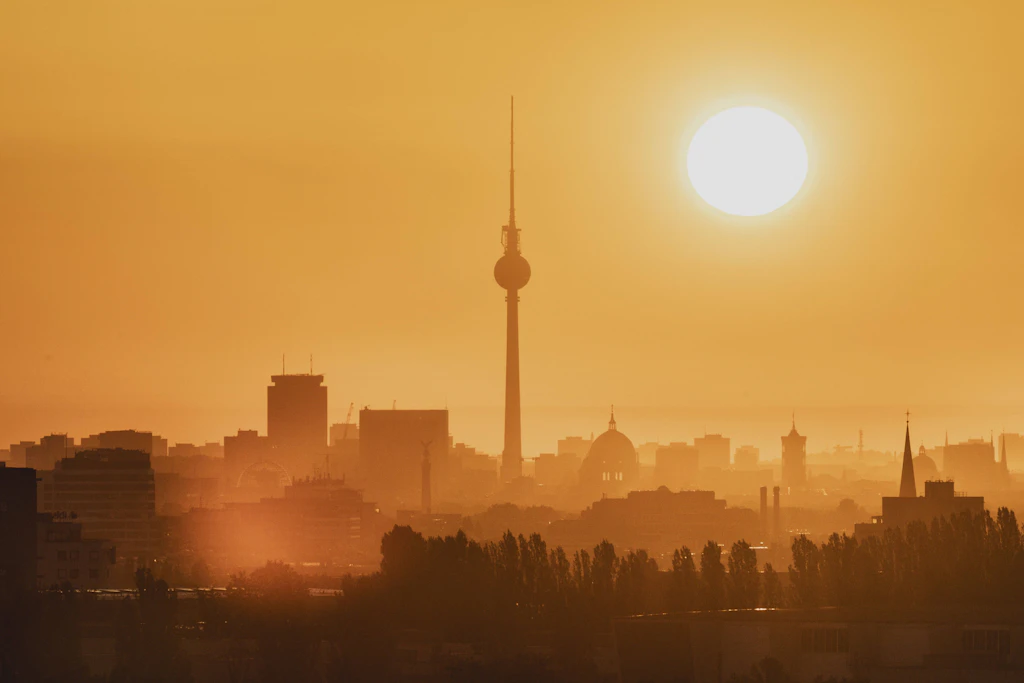 Sonne über Berlin: Fernsehturm, Berliner Dom und Rotes Rathaus im warmen Dunst. Beim Jahresmittel der Temperatur liegt die Hauptstadt heute dort, wo früher Lyon lag. (Symbolbild)