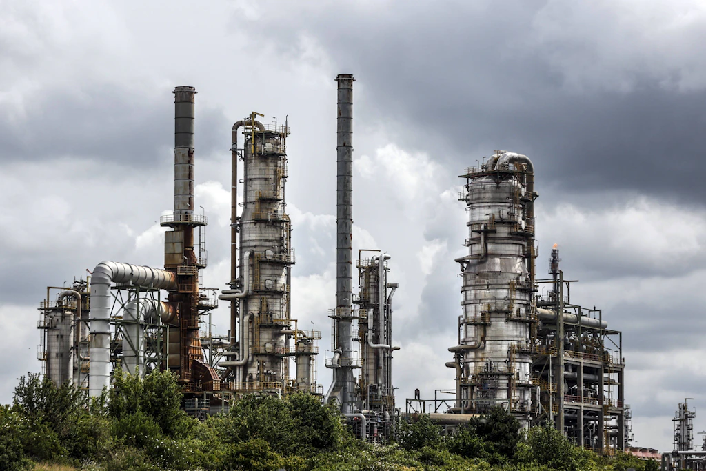 Erdöl war bisher das Fundament von Leuna: die Raffinerie von TotalEnergies im Chemiepark. Nebenan verarbeitet UPM jetzt Buchenholz statt Öl. (Archivbild)