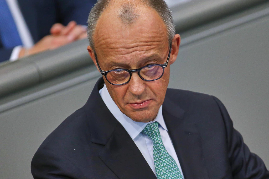 Bundeskanzler Friedrich Merz (CDU) verteidigt im Bundestag die deutsche Ukraine-Hilfe von rund 100 Milliarden Euro.