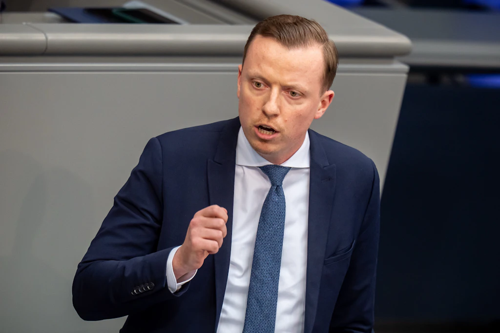 Der SPD-Bundestagsabgeordnete Adis Ahmetovic (Archivbild). Sein Anwalt hält die Durchsuchung von Büro und Wohnungen für rechtswidrig und legt Beschwerde ein.