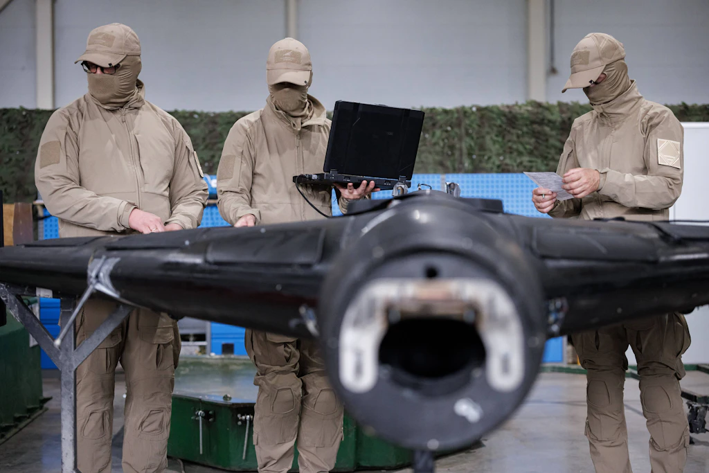 Russische Militärkadetten bei der Montage einer Geran-Drohne auf einem militärischen Gelände.