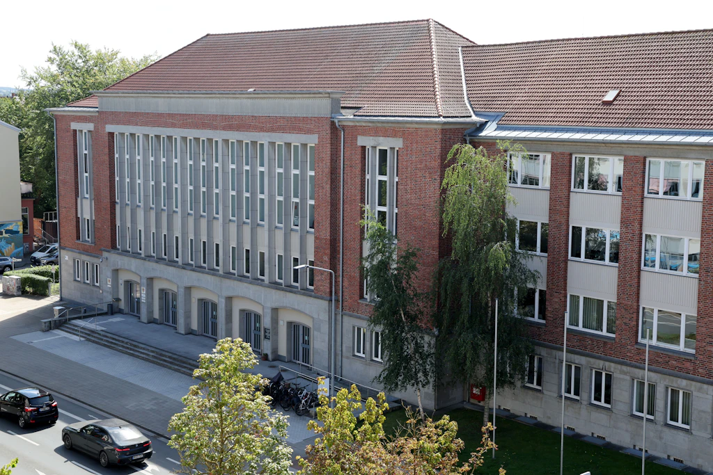 Weil das angeklagte Paar aus dem Landkreis Rostock als hochgefährdet gilt, gibt es während des Prozesses am Landgericht besondere Sicherheitsvorkehrungen.