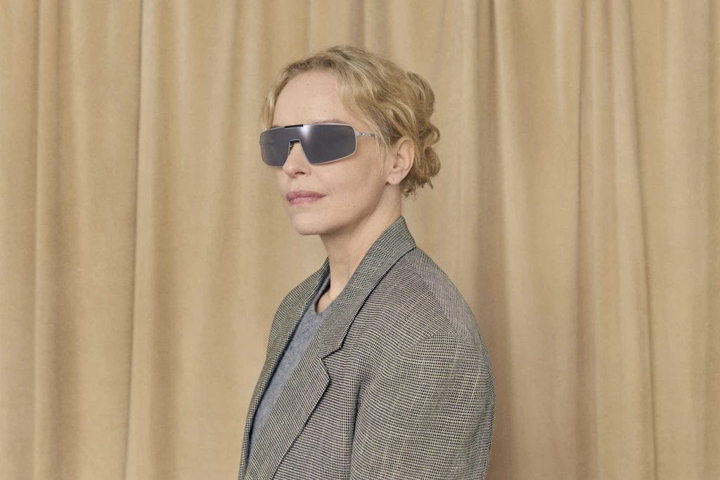 <a href="https://www.google.com/search?kgmid=%2Fm%2F04ctmt5&q=Nina+Hoss">Nina Hoss</a> trägt das Shield-Modell MR002.
