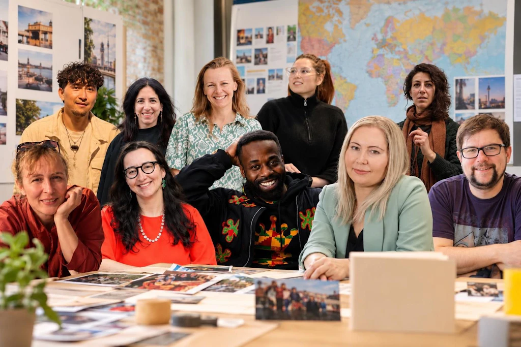 Die Teilehmenden der Ausstellung im KREATIVHAUS auf einem Gruppenphoto