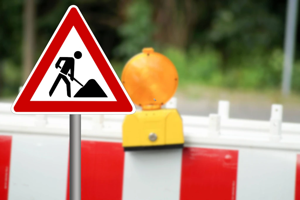 Glockenstraße: Vor der Petrischule beginnt ein Umbau zur verkehrsberuhigten Zone mit Bäumen, Beeten und Radbügeln (Symbolbild).