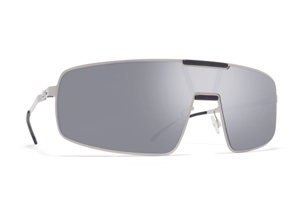 Das Modell MR008&nbsp; kombiniert leichtes Edelstahl-Design mit der markanten Koffer-Ästhetik und ist seit dem 15. Oktober 2026 für 515,00 € erhältlich.
