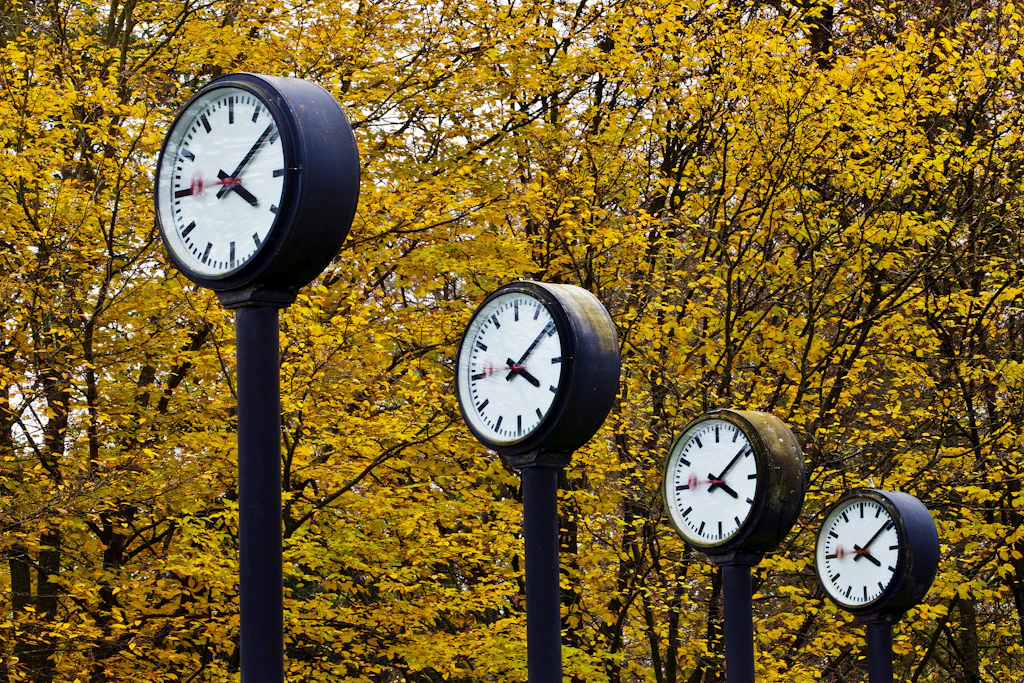 Die Uhren der Installation „Zeitfeld“ im Düsseldorfer Volksgarten. Ab dem 20. Mai 2027 läuft die Weltzeit ohne Schaltsekunden.