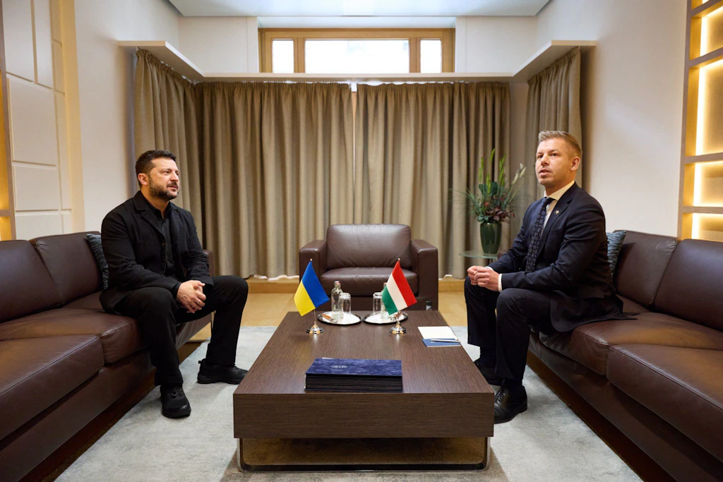 Wolodymyr Selenskyj und Ungarns Ministerpräsident Péter Magyar im Gespräch in Brüssel. Bei ihrem ersten offiziellen Treffen vereinbarten sie einen Neuanfang.